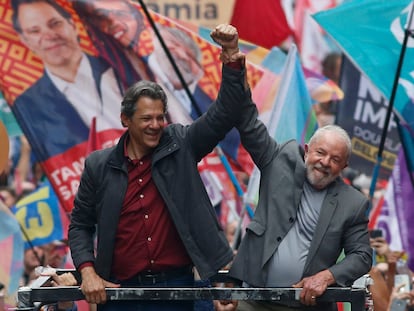Lula da Silva, candidato a la Presidencia de Brasil, levanta el puño de Fernando Haddad, aspirante a gobernador, durante una marcha en São Paulo.