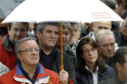 El secretario regional del PSOE de Castilla y León, Julio Villarrubia (3i), y la portavoz del Grupo Socialista en el Congreso, Soraya Rodríguez (2d), en la manifestación de Valladolid