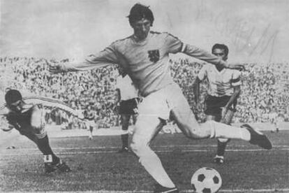 Cruyff regatea a Carnevali en el partido Holanda-Argentina del Mundial de 1974.