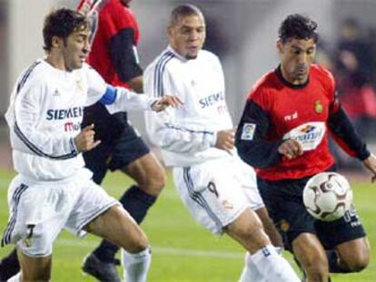 Los dos delanteros del Madrid luchan un balón con la defensa mallorquina.