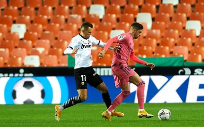 Fede Valverde protege el balón ante Denis Cheryshev este domingo en Mestalla en el partido entre el Valencia y el Madrid.
