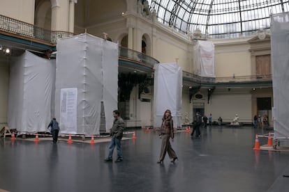 Visitantes transitan en el Museo Nacional de Bellas Artes, mientras se realizan las restauraciones.

