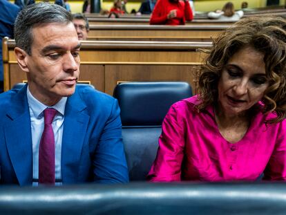 Pedro Sánchez y María Jesús Montero, este miércoles en el Congreso.