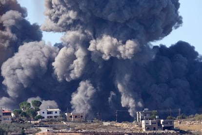 Varias columnas de humo negro se elevan tras un ataque aéreo israelí en las afueras de Aita al Shaab, una aldea libanesa fronteriza con Israel, este sábado. 