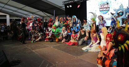 Un nutrido grupo de &#039;cosplayers&#039; en la feria Barcelona Games World. 
