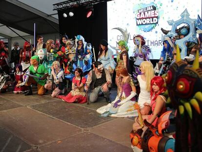 Un nutrido grupo de 'cosplayers' en la feria Barcelona Games World.