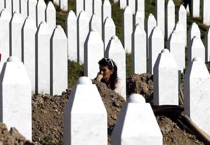 Una bosnia musulmana llora durante el funeral en el Monumento del Genocidio de Srebrenica, Bosnia-Herzegovina, donde recientemente han identificado a 127 musulmanes bosnios. El entierro forma parte de una ceremonia de conmemoración con motivo del vigésimo primer aniversario del genocidio de Srebrenica, una de las peores atrocidades que se produjeron en la guerra de Bosnia (1992-1995). Más de 8.000 musulmanes fueron ejecutados en 1995 cuando las tropas serbobosnias invadieron la ciudad.