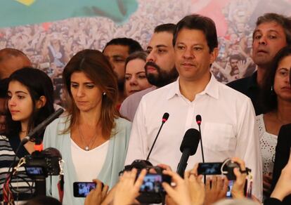 Fernando Haddad admite el triunfo de su rival Jair Bolsonaro en conferencia de prensa en Sao Paulo.