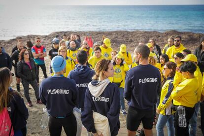 Encuentro 'plogging' en una playa de Ibiza.