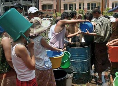 Varias personas hacen cola en Yangon para conseguir agua potable.