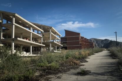 Estructuras de viviendas abandonadas en Villajoyosa (Alicante).
