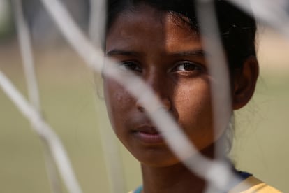 Asrafi Khatun camina por el campo vestida con un uniforme negro y amarillo y con su larga melena negra recogida en una trenza. Nació en una zona rural cercana a la ciudad de Raiganj, unos 400 kilómetros al norte de Calcuta, en India. Tiene 16 años y solo lleva tres meses viviendo en este campus. Para las niñas de familias con pocos recursos como ella, el futuro que le aguardaba era trabajar en una granja.
Pero el año pasado, Asrafi obtuvo una beca para jugar en el ASOS Rainbow Athletic Club, un club de fútbol profesional indio con sede en Calcuta. Gracias a la beca, también puede vivir y estudiar en uno de los 11 campus de ASOS Rainbow.