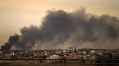 Una columna de humo se eleva sobre Bengasi tras uno de los ataques lanzados por las tropas leales a Gadafi.