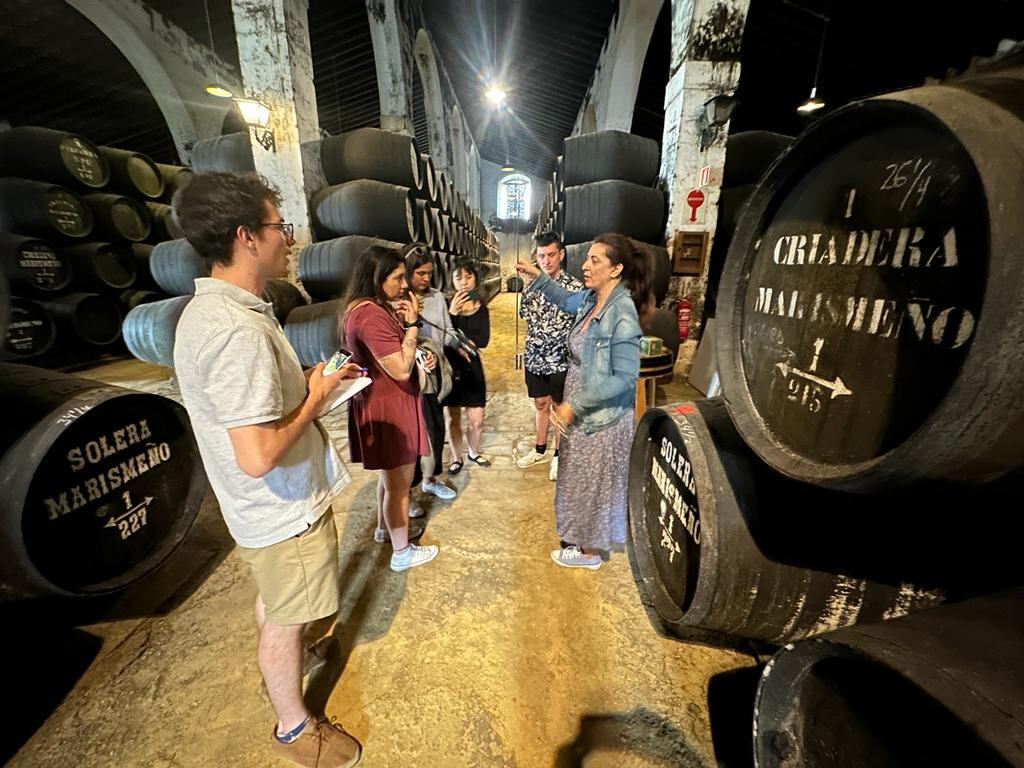 Visita de los alumnos de 'Masterñam', de la Universidad de Cádiz, de ediciones anteriores visitando una bodega de Jerez.