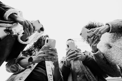 Un grupo de amigos en la calle con 'smartphones'.