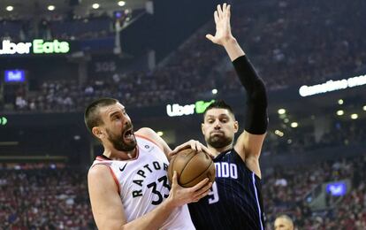 Marc Gasol, con el balón, ante Vucevic.