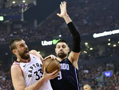 Marc Gasol, con el balón, ante Vucevic.