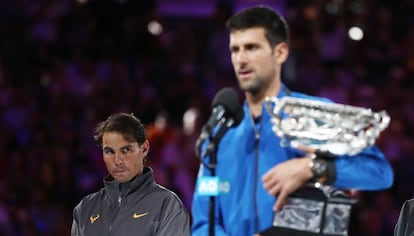 Nadal observa a Djokovic durante la ceremonia final en la central de Melbourne.