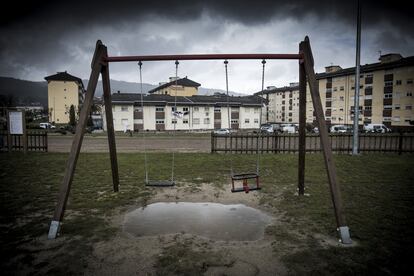 "Parque infantil do Lindano", construido sobre terrenos en los que en 1999 la Xunta de Galicia, a través de la Consellería de Medio Ambiente, retiró gran cantidad de residuos tóxicos tratando de descontaminar la zona. Otra parte de los restos de contaminante fueron encapsulados bajo tierra y sobre ellos se edificó una gran barriada de viviendas sociales. Esos terrenos habian sido cedidos décadas antes por el Ayuntamiento a la empresa Zeltia, fabricante de insecticidas, para arrojar los restos de su producción. Por una parte de lindano comercializable se generaban nueve de deshechos peligrosos.