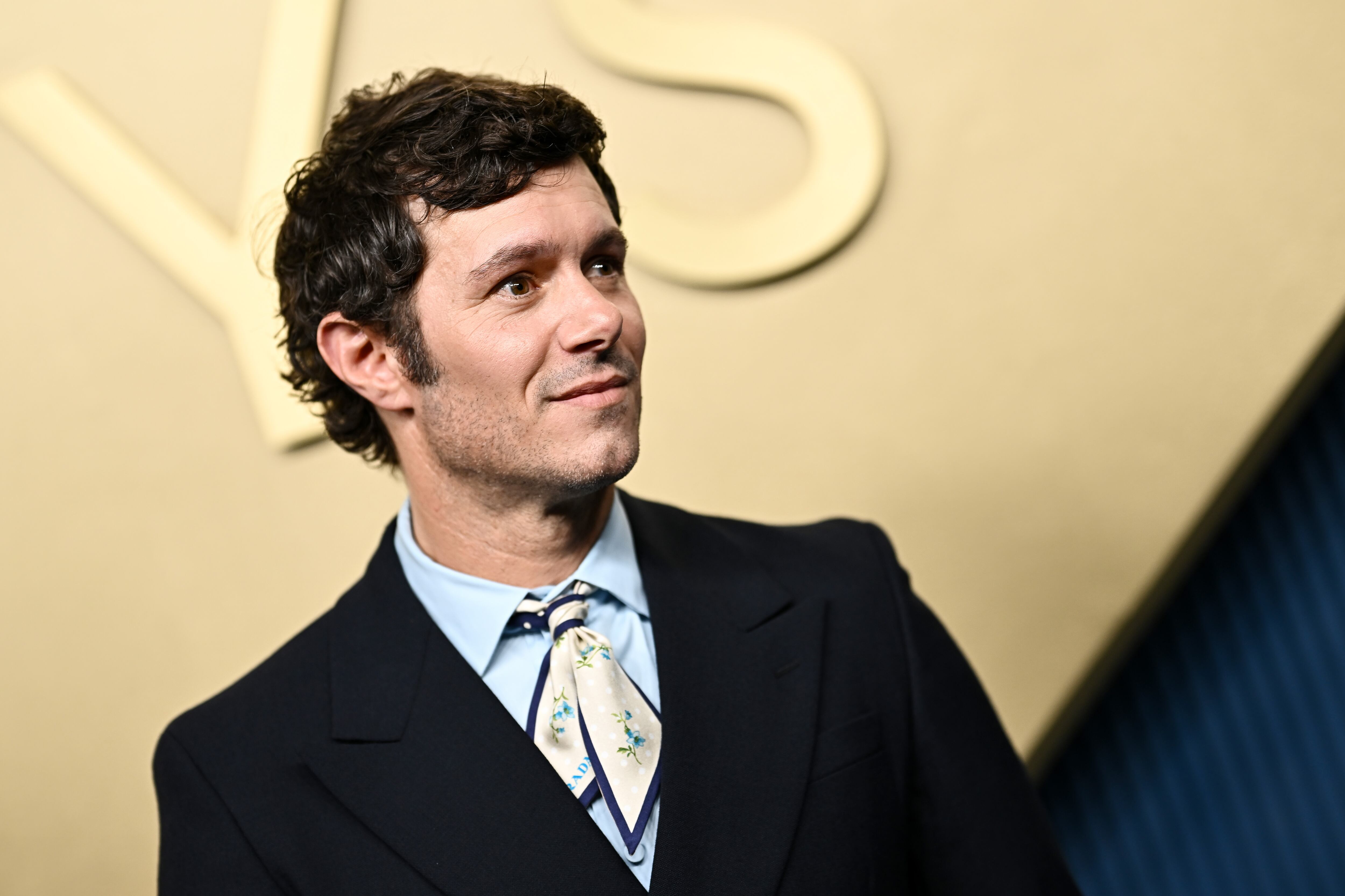 Adam Brody acusa a Israel de genocidio en Palestina. Sus compañeros de reparto judíos no están de acuerdo: “Es seguir el libro de instrucciones de Hitler”