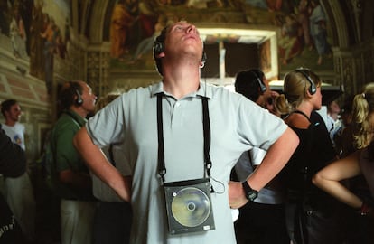 Turista en la Capilla Sixtina (Ciudad del Vaticano). 1 de agosto de 2002.