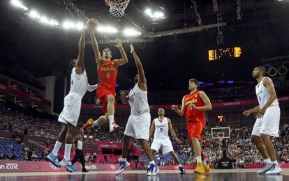 José Calderón salta a canasta mientras Ronny Turiaf (izquierda) y Boris Daw intentan taponarle.