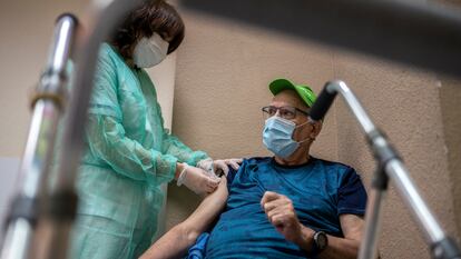 Una enfermera administra una dosis de la vacuna de Pfizer en una residencia de Leganés, este martes.