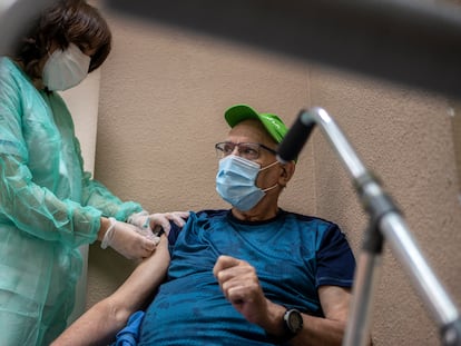 Una enfermera administra una dosis de la vacuna de Pfizer en una residencia de Leganés, este martes.