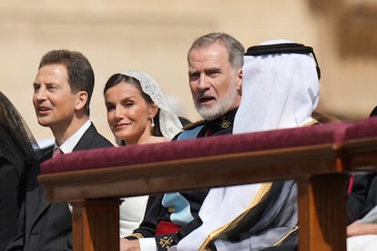 Los Reyes de España, en la plaza de San Pedro del Vaticano, este domingo.