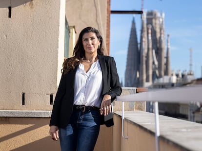 Vanesa Carceller, que invierte en inmuebles 'tokenizados', fotografiada en el Eixample de Barcelona.