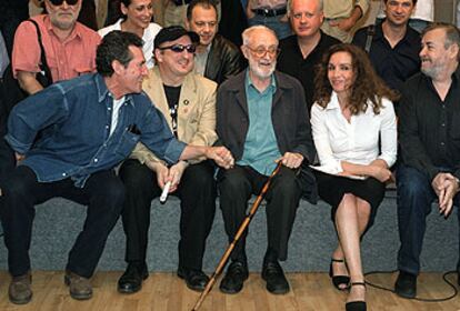 De izquierda a derecha, Miguel Ríos, Javier Gurruchaga, el escritor José Luis Sampedro, Ana Belén y el director de cine José Luis García Sánchez.