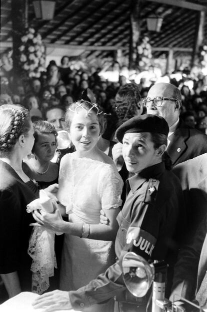 Raúl Castro y Vilma Espín, el día de su boda en Cuba, en 1959. La pareja, que se conoció en México en 1956, tuvo cuatro hijos: Deborah, Mariela, Nilsa y Alejandro.