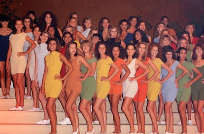 Inés Sastre, segunda por la derecha, en la ceremonia de Miss Elite Model Look 1989 en París.