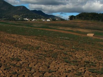 Imagem do reservatório do Cantareira em julho de 2014.