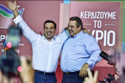 El exprimer ministro griego Alexis Tsipras, líder del partido de izquierdas Syriza, abrazando a su socio de coalición Panos Kamenos, del partido de extremaderecha Griegos Independientes, tras ganar las elecciones de 2015 en Atenas.
