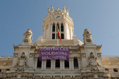 Pancarta contra la violencia machista instalada en la fachada del Consistorio, que se adherió a la Marcha Estatal contra las Violencias Machistas celebrada el 7 de noviembre. En la misma línea, se iluminó la fuente de la Plaza Cibeles de color violeta.