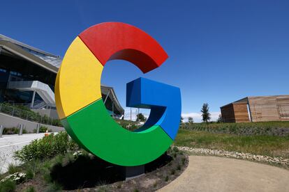 Vista del logotipo de Google en el campus de la compañía en Mountain View, California.