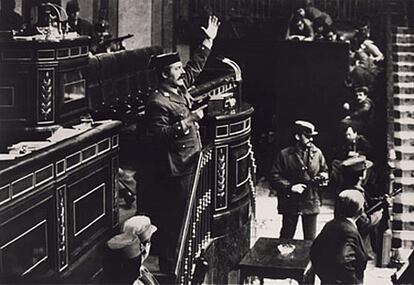 El 23 de febrero de 1981 se votaba en el Congreso de los Diputados la investidura como presidente del Gobierno de Leopoldo Calvo Sotelo. El teniente coronel Antonio Tejero irrumpió en el hemiciclo con varios miembros de la Guardia Civil y comenzaron las horas más trágicas de la joven democracia española. El golpe de Estado se abortó y Tejero fue condenado a 30 años de cárcel. Desde 1996 está en libertad.