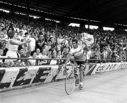 Federico Martín Bahamontes da la vuelta de honor al Parque de los Príncipes durante el Tour de 1964.