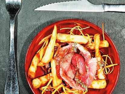 Rosbif con patatas fritas y 'chips' de puerro.