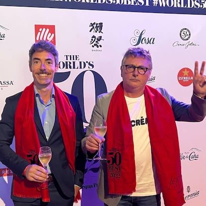 A la derecha de la foto, el chef Andoni Luis Aduriz, del restaurante Mugaritz, junto a un acompañante en la entrega de los premios.