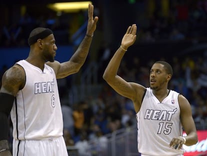 Lebron James y Mario Chalmers durante el partido contra Orlando.