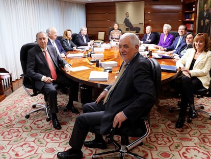 Los miembros del pleno del Tribunal Constitucional, en una reunión del pasado enero. En primer término, el presidente, Cándido Conde-Pumpido.