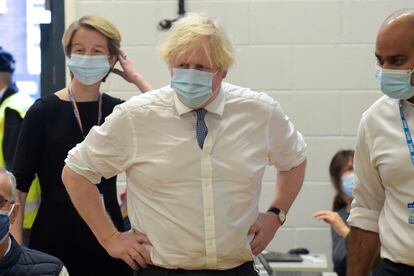 Boris Johnson, este lunes, visita un centro de vacunación en Londres