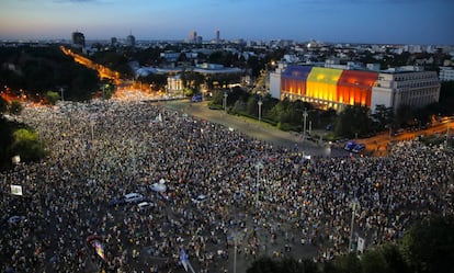 Miles de rumanos protestan este sábado contra el Gobierno en Bucarest.