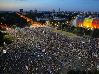 Miles de rumanos protestan este sábado contra el Gobierno en Bucarest.