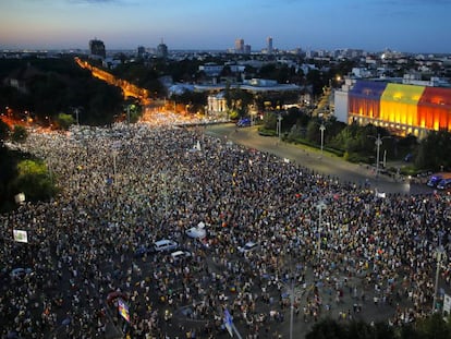 Miles de rumanos protestan este sábado contra el Gobierno en Bucarest.