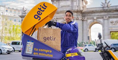 Un repartidor de Getir en la puerta de Alcalá de Madrid.