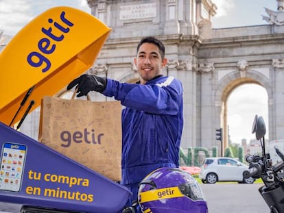 Un repartidor de Getir en la puerta de Alcalá de Madrid.