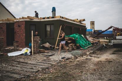 Tareas de reparación de edificios en Moravska Nová Ves tras el paso del tornado del 24 de junio. "Necesitamos establecer un consejo científico independiente que vigile si la UE sigue la senda para cumplir sus objetivos” con respecto al cambio climático, reclama Marcel Kolaja, eurodiputado del grupo de los Verdes, vicepresidente del Parlamento Europeo y miembro del Partido Pirata checo.